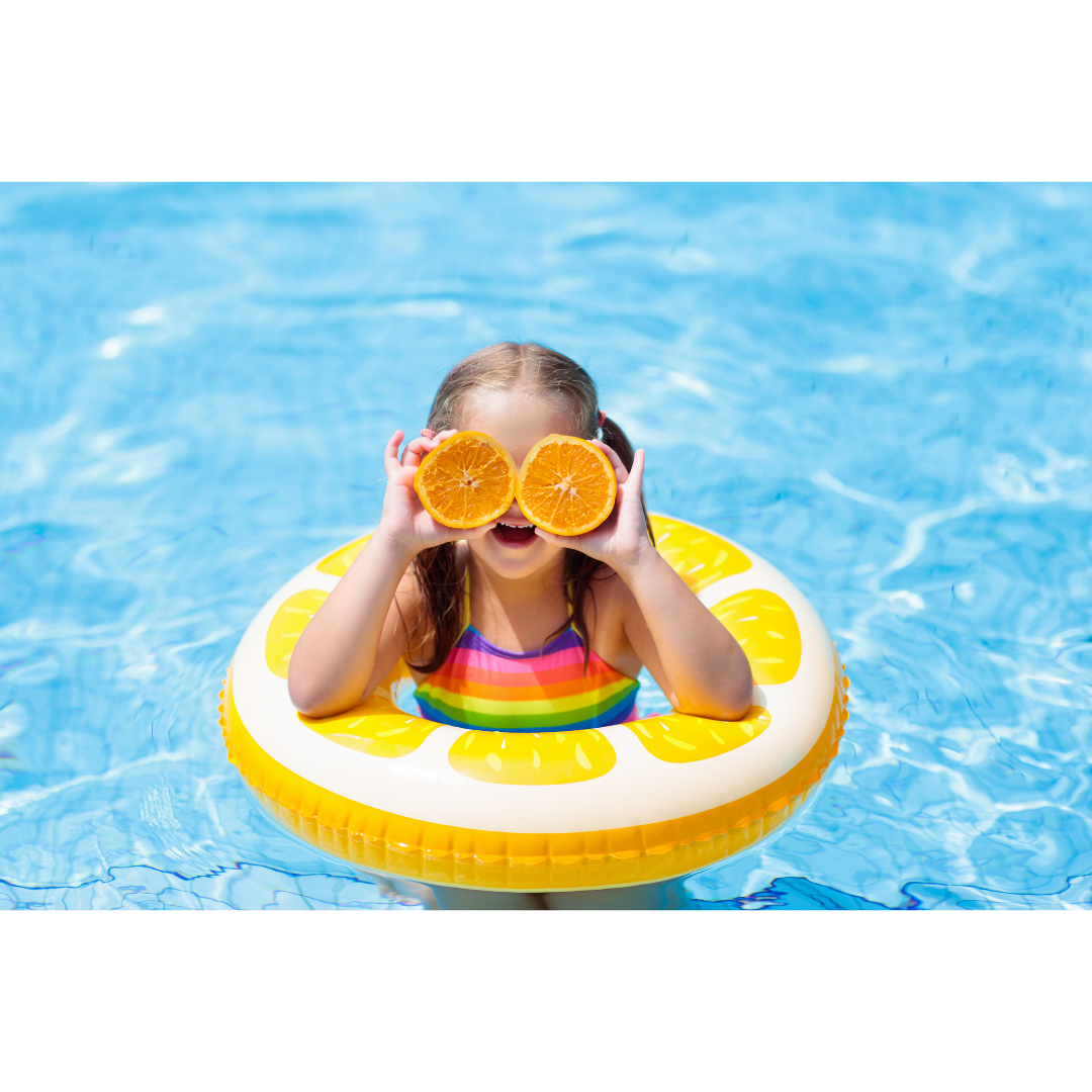 Menina na piscina