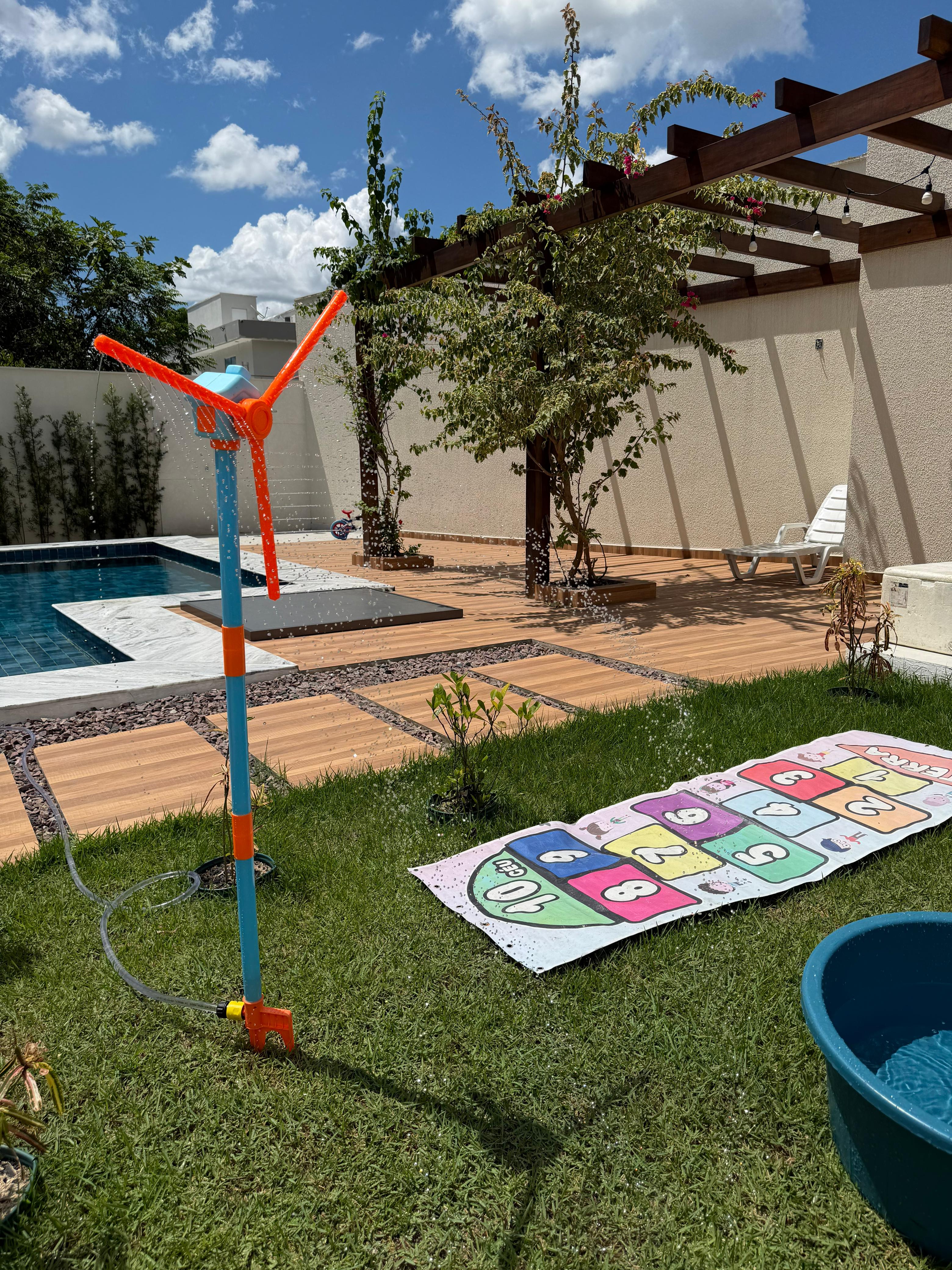 Piscina e Amarelinha